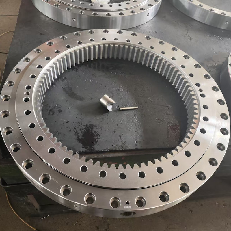 Ball type bearing slewing