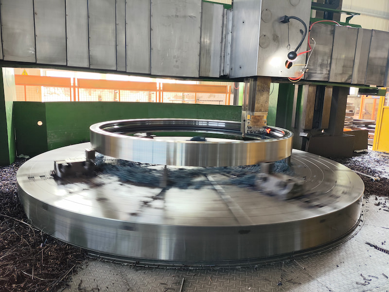 Slewing bearing with internal gear