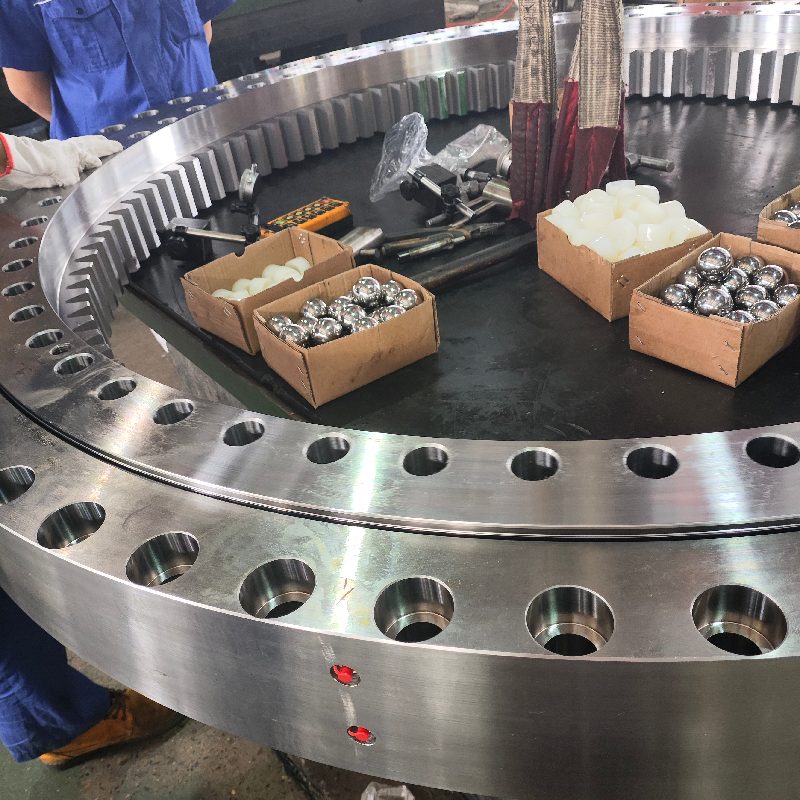 Slewing bearings with inner tooth
