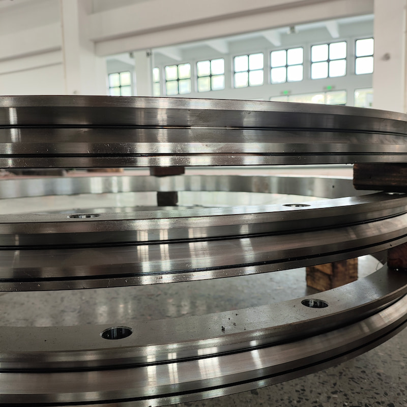Cross roller slewing gear
